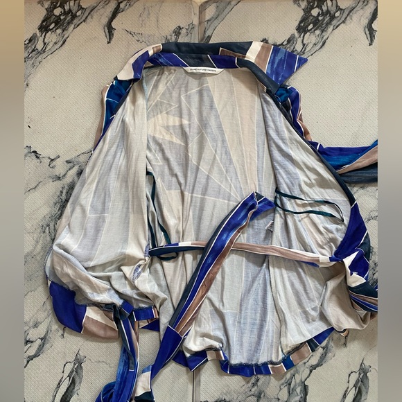 Diane Von Furstenber’s “Jill”in STUNNING Metropolis Print Blouse 💯% SILK💜💙S/M - Picture 7 of 13